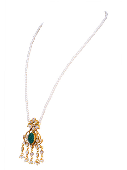 Maya Necklace in white Pearls