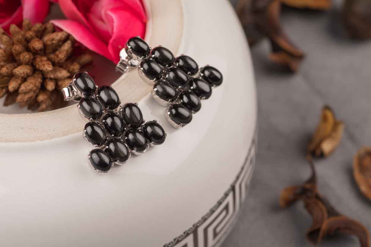 BLACK STAR STUDS